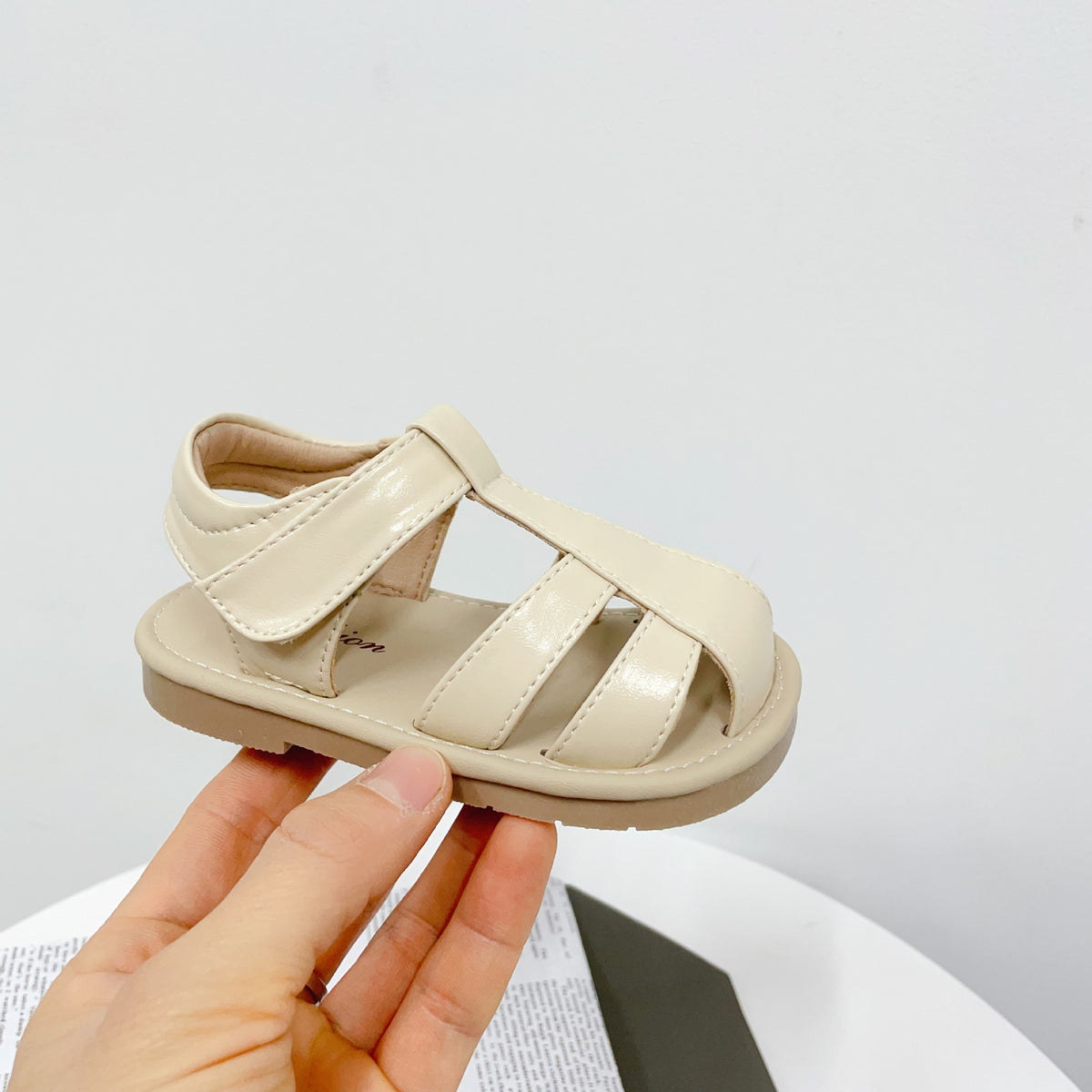 Simple Solid Color Closed Toe Anti-kick Hollow Bird's Nest Sandal